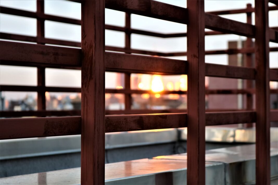 Best rooftop bars in NYC — Manhattan skyline at sunset